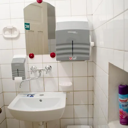 Red Nose With Self-check In 호스텔